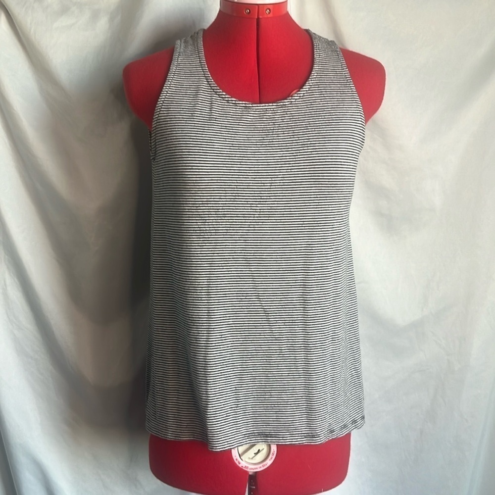SM123 Coin 180 tank top with button detail on back